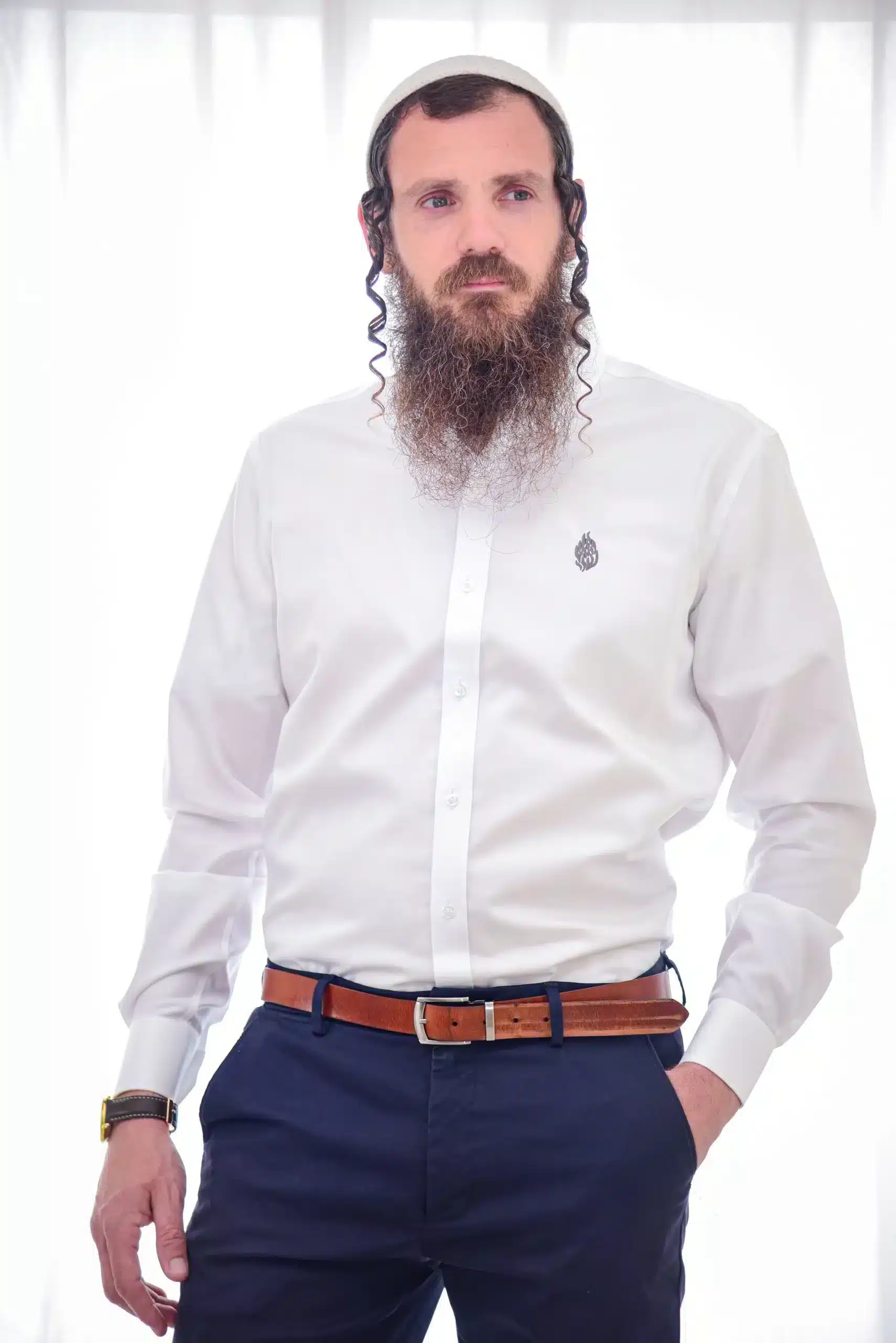 חולצה מכופתרת לבנה 100% כותנה עם רקמה כסופה 'האש שלי'